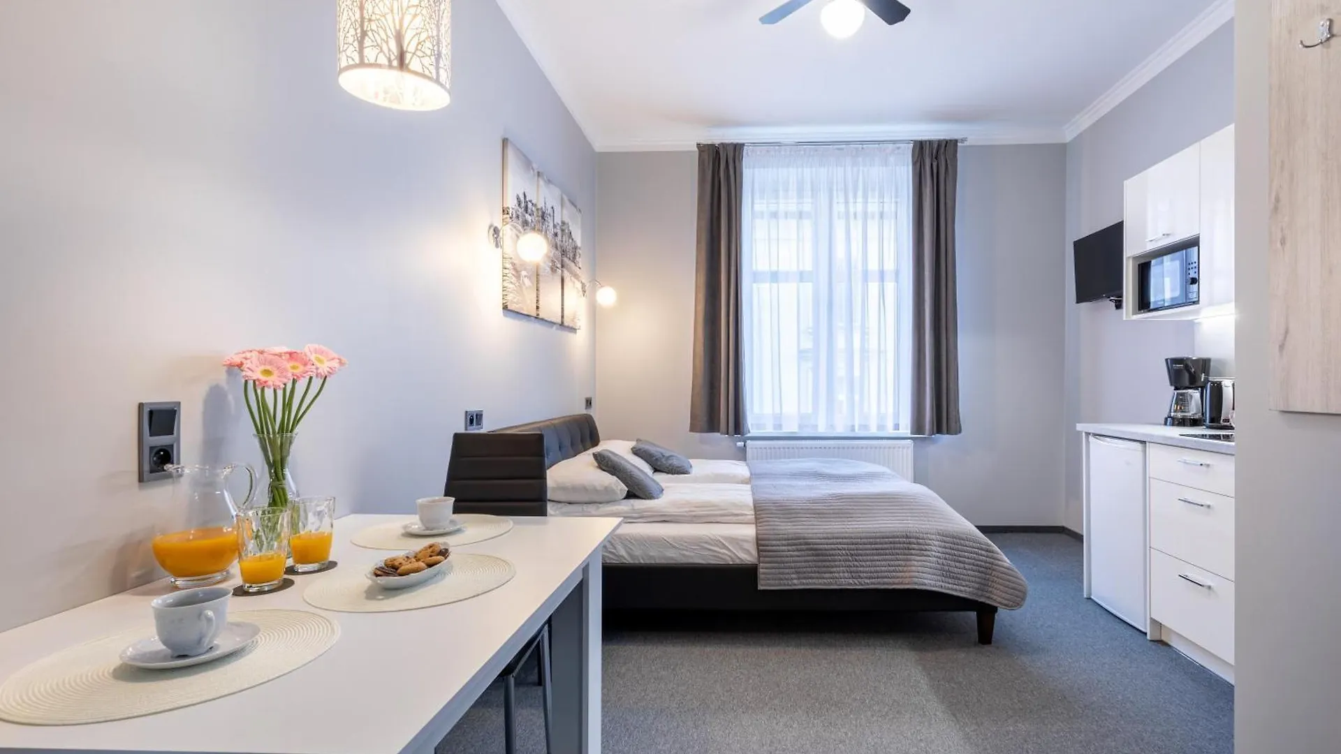 Smooth Elegant Apartments Krakow Old Town contacts